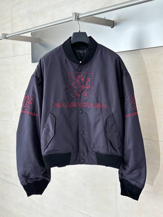 Balenciag* 巴黎 25Ss Lion Club 曼联飞行棉服夹克外套 订做70D高支高密台湾Nc斜纹布100%锦纶面料 面布自然光下为黑紫 室内灯光或
