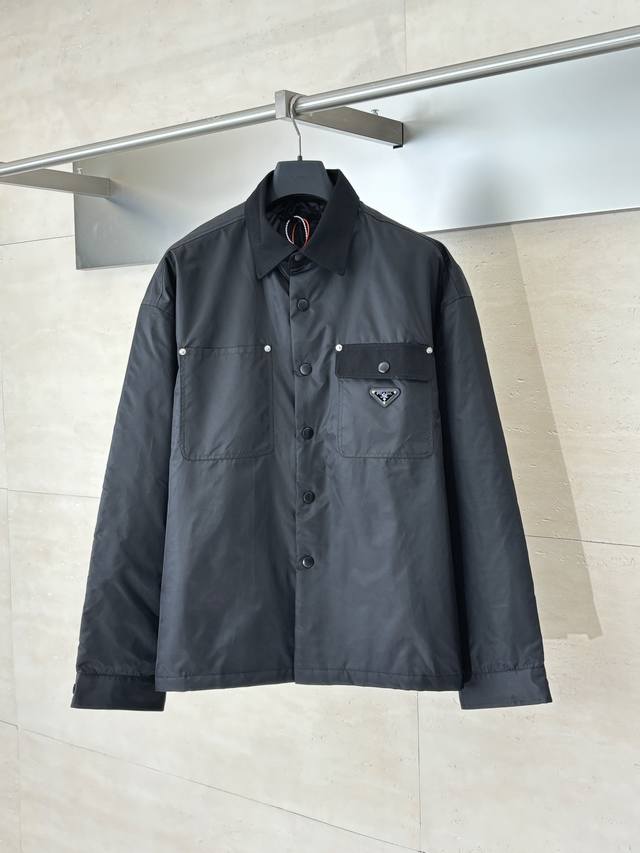 Prad* 普拉达 再生尼龙三角标棉服外套 定制尼龙斜纹防护绸 以及内里丝绒云棉片 采用进口专机红外线定位“Prada三角标” 位置更为精准 牢固结实 纯手工水