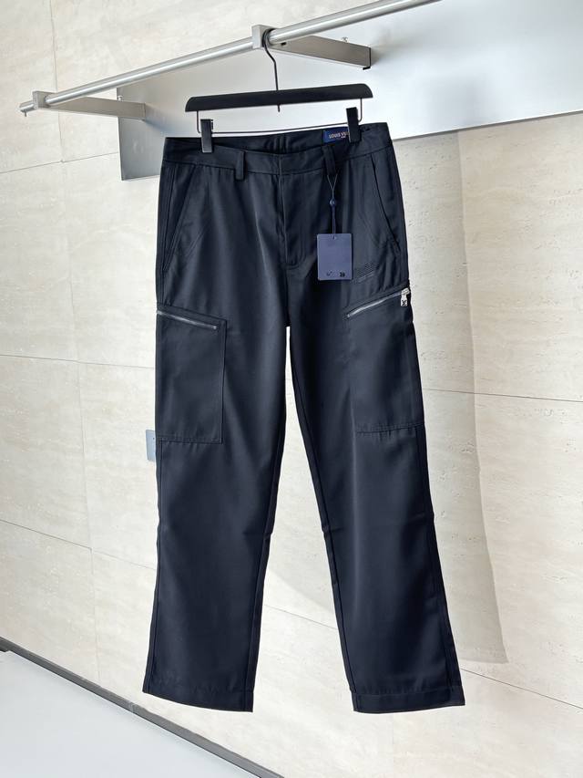 Lv 路易 刺绣多拉链口袋工装直筒裤 定制臻绒精纺羊毛缎纹织 人体立体裁剪 20年前老西裤做法 回归传统工艺手法 通过分割 折叠 抽缩 拉展技术手法 所谓慢工出