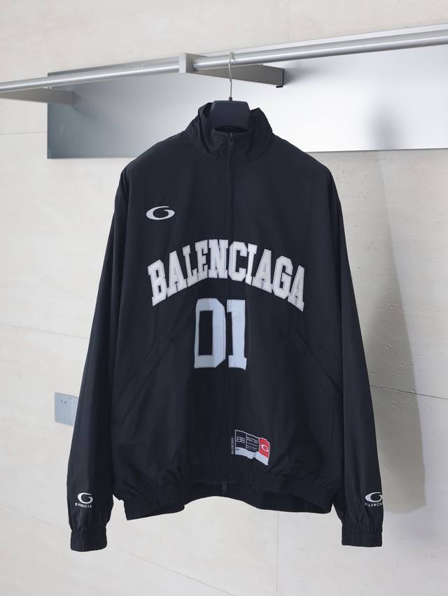 Balenciag* 巴黎Blcg 01足球运动夹克外套 采用50%棉+50%锦纶科技府绸，赋予夹克轻盈挺括的质感与卓越的透气性，适应高强度运动需求。夹克正背面