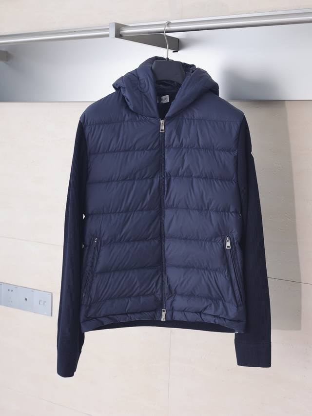 Monecle* 蒙口 早秋新款连帽刺绣拉链羊毛针织拼接夹克单羽绒 冬天的内搭神器早秋必备单品。条纹绗缝短款收身版型百搭不挑人。经典红白蓝拉链设计减龄又时髦。原