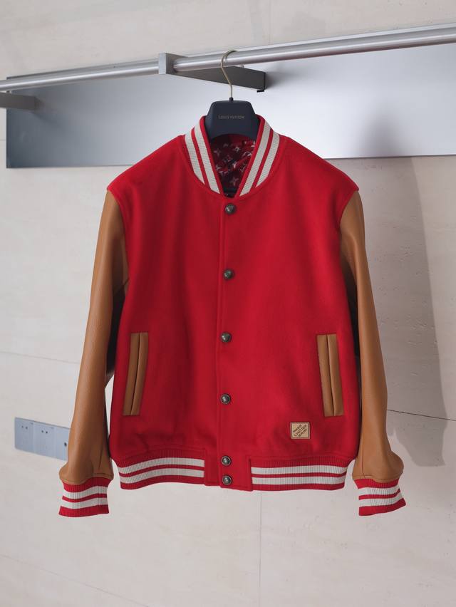 Lv 路易 25Ss Nigo联名款羊毛拼皮按扣棒球服外套 鲜艳的红色羊毛机身衬托出自然的小羊皮袖，让人想起路易威登传统行李箱和上著名的Wn皮革。衬里通体饰有M