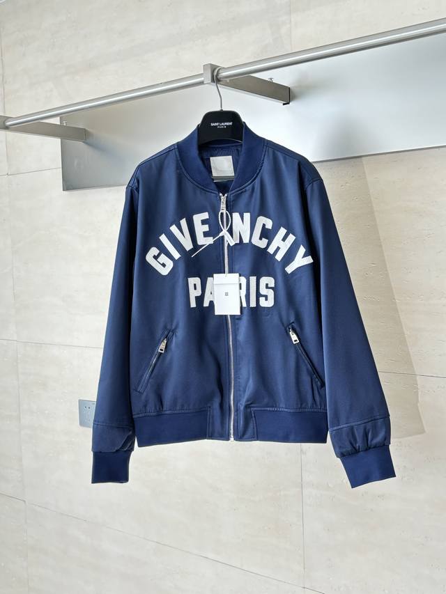 Givench* 纪梵希 25Fw 秋冬新款拉链夹克外套 缎面和棉质夹克 飞行员夹克衣领 正面罗 Givenchy Paris Logo，搭配之字形缝线 拉链开