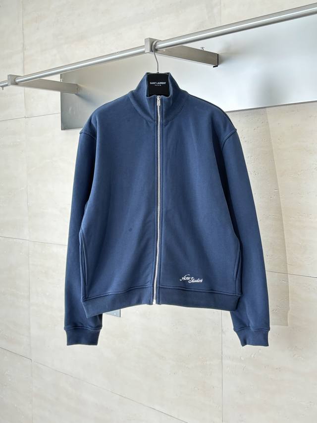 Acne Studio* 25Ss 棉质刺绣抓绒拉链外套 区别于普通市货的现成面料，我们从纱线阶段开始介入，专门为这款外套开发织造方案。面料采用高支数精梳棉纱线
