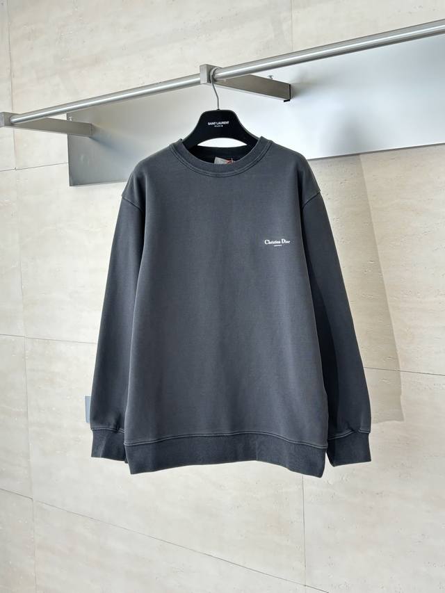 Dio* 迪奥 Heritage人像印花套头圆领卫衣 定制定染黯雅双股棉质绒感料 质感卓越 舒适贴肤 以深邃的高级灰色调铺陈 胸前饰以Christian Dio