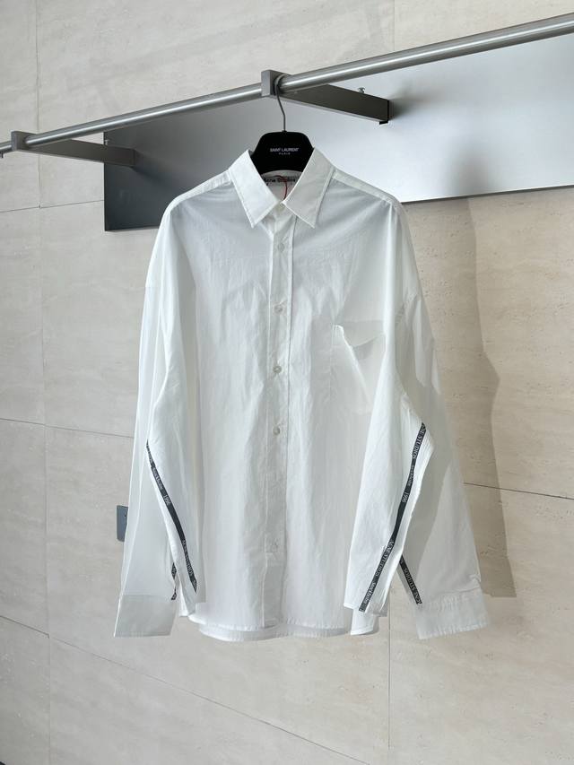 Acne Studio* 提花字母标识衬衫 定制瑬光天丝云柔缎 轻盈垂顺 舒适贴肤 以纯粹与洁净的白色做主色调 简约衬衫里的色调美学 遵循极简主义风格 线条简洁