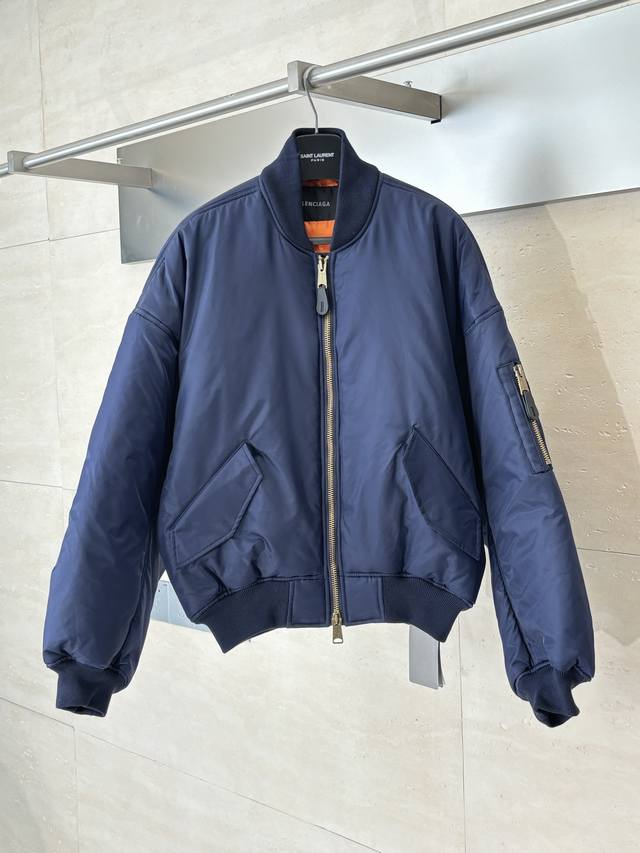 Balenciag* 巴黎Blcg 25Ss 秀场款棉服飞行夹克外套 采用高密斜纹梭织结构，通过调整纱线支数、密度和斜纹角度，使面料在视觉上呈现出独特的深邃肌理