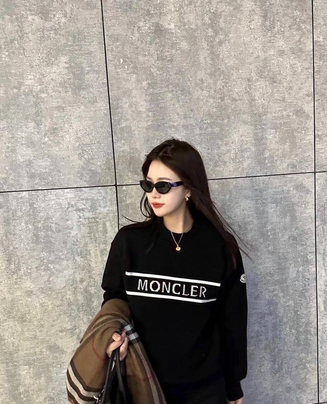 模特咨询图 款号：Y244 Moncler 蒙口情侣款春秋冬两色小标针织圆领毛衣 蒙口经典字母Logo用砂线针织拼接而成 7针提花机作业 纱线精选柔软舒适 不扎