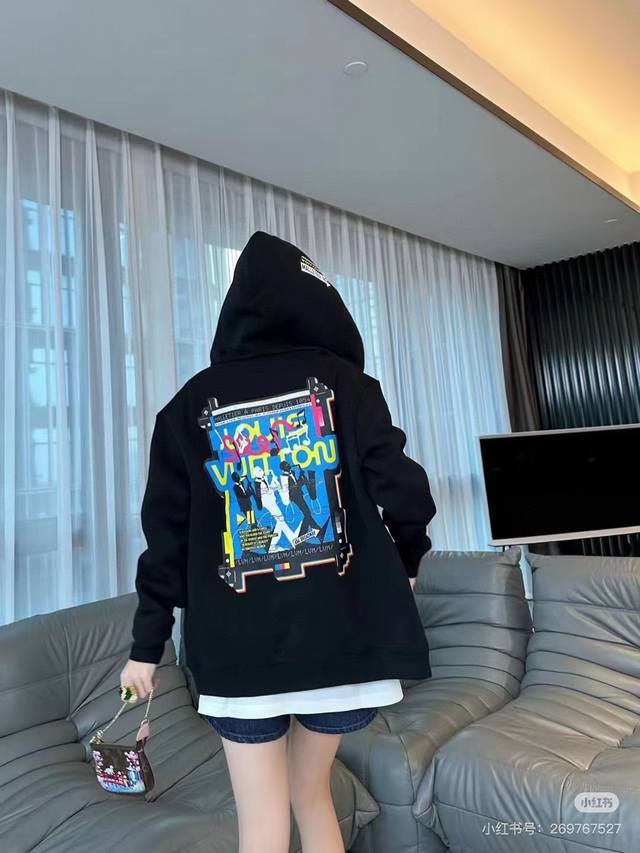 模特咨询图 款号：Y243 Lv路易威登官网款音乐人乐队喷绘印花拉链连帽外套 Louis Vuitton路易威登经典款 官网款采用500克纯棉毛圈面料 原版原标