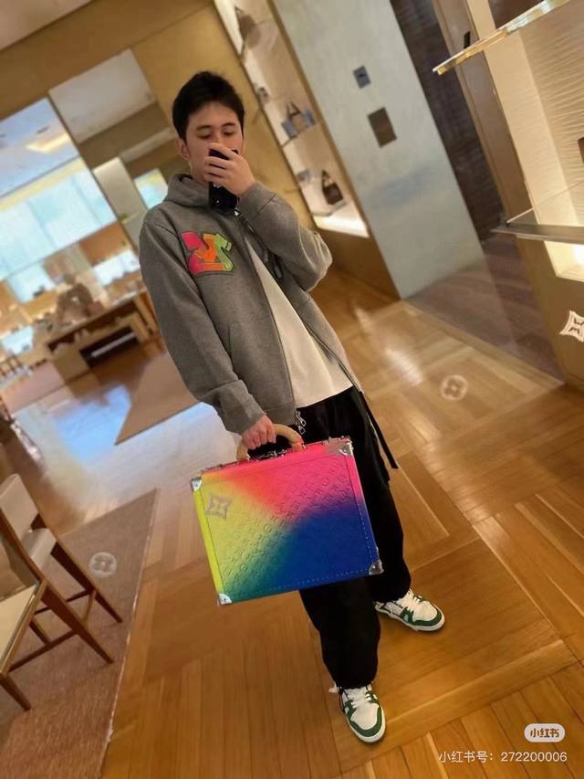 模特咨询图 款号：Y242 Lv路易威登官网款幻彩刺绣拉链连帽外套 Louis Vuitton路易威登经典款 官网款采用500克纯棉毛圈面料 原版原标，重工刺绣