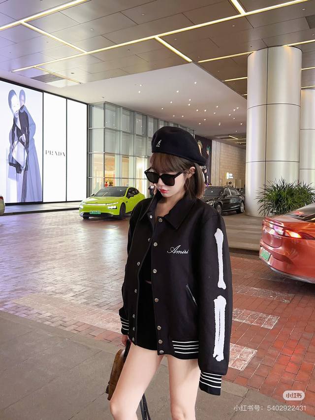 模特咨询图 款号：Y -Amiri经典骨头绣花王嘉尔同款棒球服 -采用毛巾绣与平绣混合万针刺绣工艺，时尚百搭 -选用龙凤尼面料柔软舒适，搭配Pu袖子高端大气 -