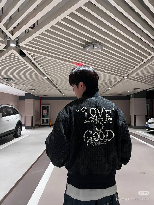 模特咨询图 款号：Y235 Goodbrand Love Is Good走秀款棒球服外套夹克 订购原版开模 历时一个月终于出货了，简直太爱了 上身真的超级帅。抖