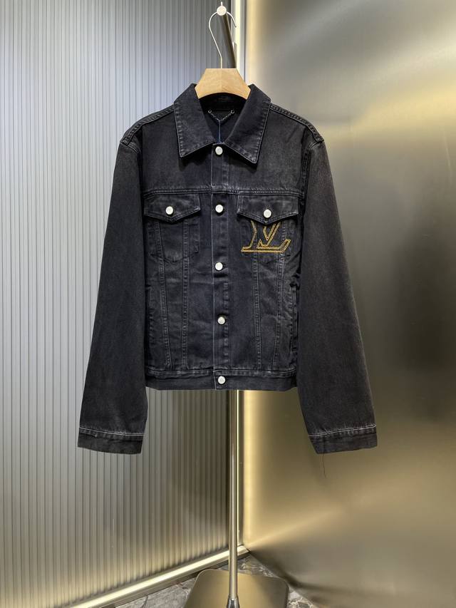Lv 25Ss新款 牛仔卡车夹克本款卡车夹克选用日本砂洗丹宁布，于胸袋之上刺绣明线 字母，再为后部正绒面革 Der 标签压印 标识，匠心展现精湛工艺。珠光纽扣点