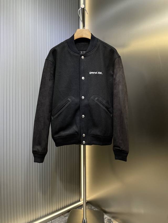 Dior Christian 刺绣夹克 定制丝绒面料以及奢华牛皮绒绒面以及Dior Logo 人丝提花里布 柔滑细腻 舒适贴肤 如丝绸般顺滑 饰以 Christ