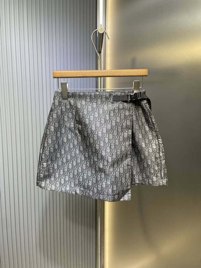 Dior提花腰带裙裤 面料：定制提花面料度假风提花面料裙裤它的面料是 新款提花面料 A字版型超级显瘦:而且百搭性超强，无论是T恤、衬衫还是吊带都能轻松搭配，让你