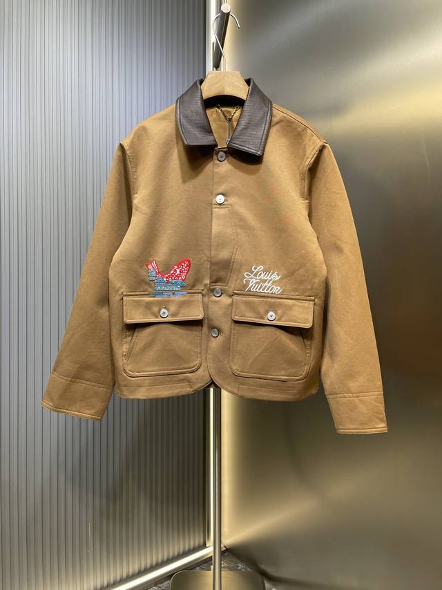 装饰细节工装夹克 本款棉质帆布工装夹克出自 2025秋冬秀场 Pharrell Williams 与Nigo 联袂打造的合作系列，以斑斓亮片和串珠工致刺绣品牌标