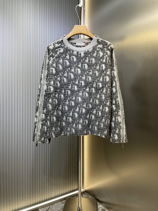 Dior Oblique 提花拉链毛衣 定织定染棉羊脂絮语混纺 质感卓越 舒适贴肤 以深灰为基底 浅灰为韵 在经纬交织间演绎一场色彩的静默交响 邂逅铺满衣身的D