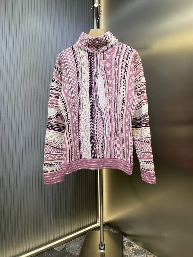 Lv路易威登 25Fw 联名Nigo系列Monogram花提花重工半拉链立领毛衣 重工定位立体撞色嵌花工艺贯穿时髦高级感！瑞士机织定位嵌花工艺，高级粉嫩配色 运