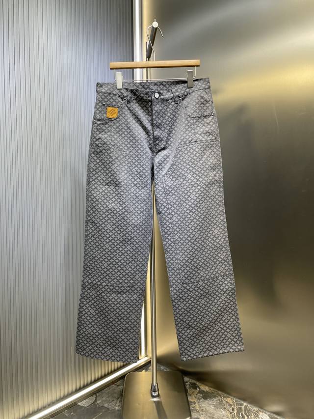 Lv 鱼鳞提花图案 本款棉质呈现 2025 秋冬秀场的 Dandy Monogram 提花织纹，为休闲廓形注入丰富肌理。口袋和拼接结构丰富细节，珠光纽扣诠释丹迪