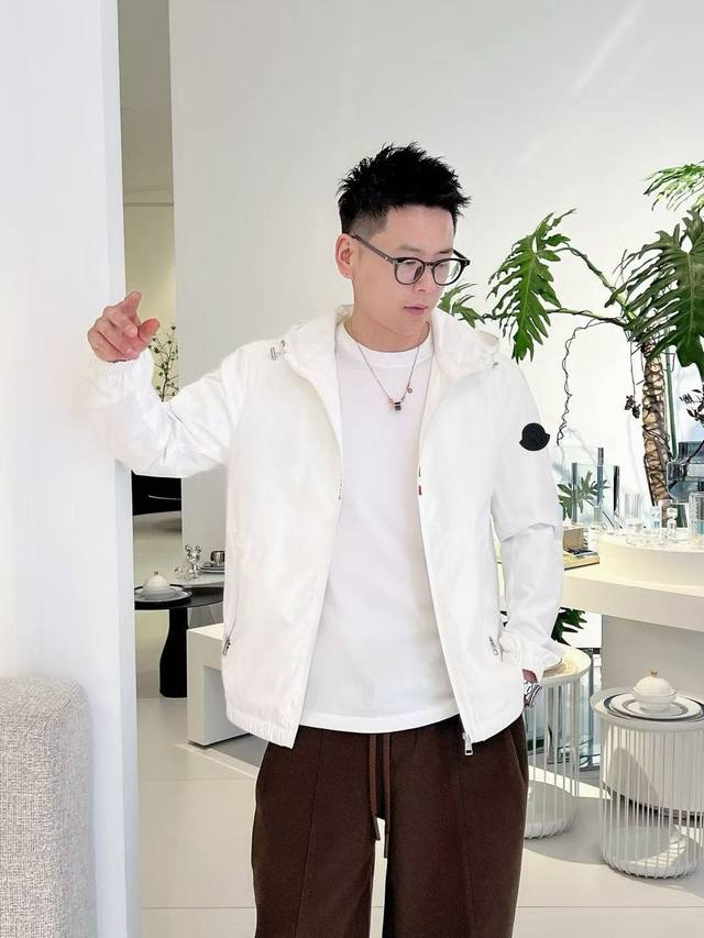 开秋爆款， 蒙口 提前发售！2025Ss开秋新款男士夹克外套，原单高端版本！带隐藏帽，定制面料 透气舒适度高，细节无可挑剔，品牌元素设计理念，体现高品质。手感细