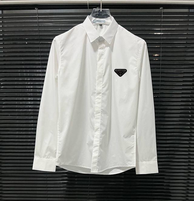 普拉达Prada 人工学立体裁剪，上身自然修身，暗门襟设计，纯棉竹纤维面料，工艺精致、大气。时尚感爆棚。诠释品牌前卫而时尚的衬衫潮流风格。高端大气上档次。 颜色