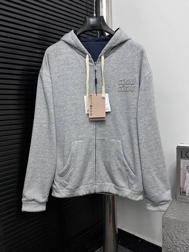 Miumiu 缪缪双面贴布刺绣连帽 Miumiu 缪缪平纹针织和技术Pongé，Miu Miu衣橱中的休闲运动风格体现在这款针织和科技Pongé材质的设计灵感中