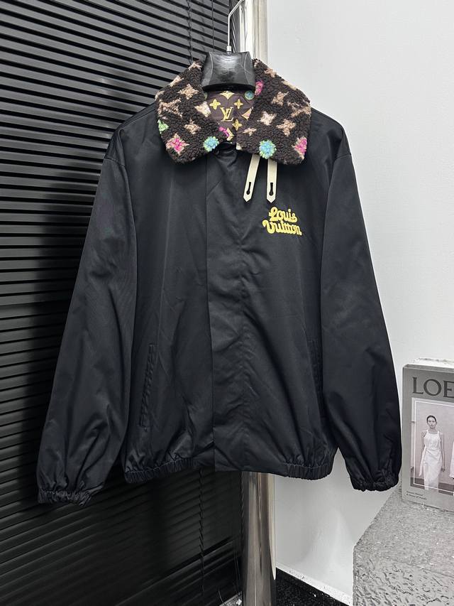 Louis Vuitton 路易 Tyler联名 彩印毛领夹克外套 采用定制锦纶面料，胸前字母徽标刺绣，内里彩色印花提花设计，能与同季下装搭配营造时尚造型，驾驭