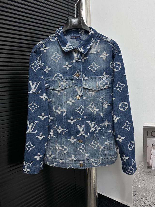 Lou*Svu*Tton 重工水洗经典满印刺绣提花牛仔外套 非常重工的一款 克重做顶 老花妥妥拿捏早秋出门穿搭 牛仔面料可直接机洗不变形 洗水做旧也很显高级感