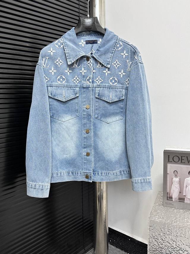 Lv 2025 Ss 早春新款 洗水牛仔休闲长袖外套 前后肩膀处Monogram剪花效果图案 经典品牌老花Logo 浅蓝色洗水增加休闲效果 金属亮面刻字纽扣开合