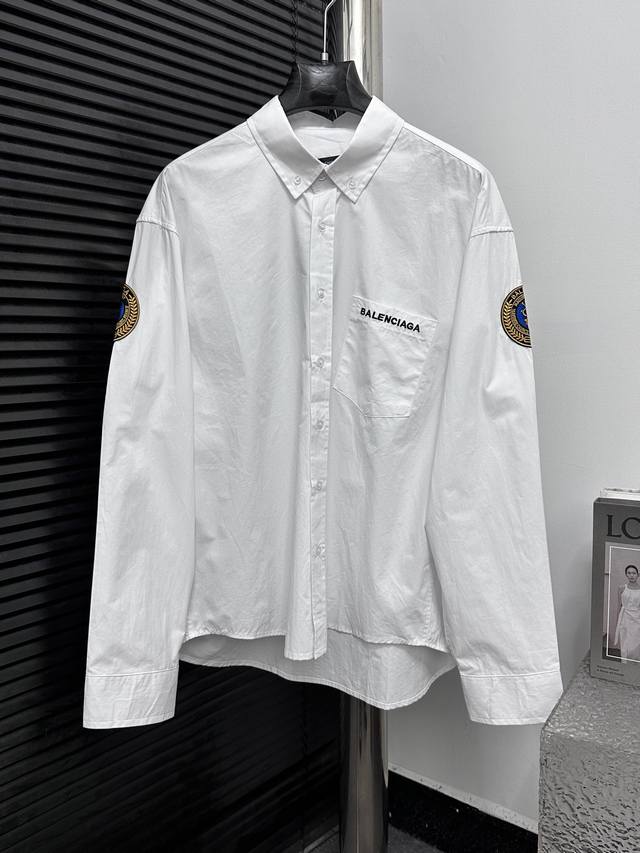 Balenciag* 巴黎Blcg 狮标刺绣曼联衬衫 7454购买原版，采用80支纯棉府绸面积精棉面料，通常具有较好的吸湿性、透气性、保暖性和耐磨性，同时也比较