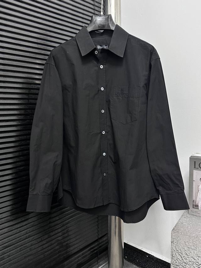 Balenciaga 巴黎刺绣小字母衬衫外套 定制经典双面厚款长绒棉巴黎衬衫料 做到双面不同纹理和原版一致 质感肉眼可见 上身立体有型 贴身舒适柔软 专供出口流