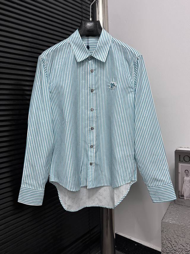 Louis Vuitton 路易 25Ss新款条纹棉质系扣长袖衬衫 以 Monogram 提花铺陈背景，再借明媚条纹印花丰富视觉层次。胸前 Lv Flower