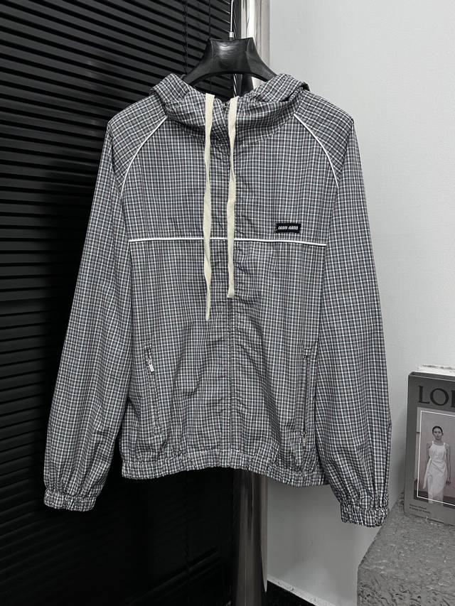 Miumiu 缪缪格纹科技面料拉链飞行员夹克 复古两色格纹图案 饰有品牌标识刺绣徽标 抽绳连体兜帽 弹力松紧袖口和下摆 灰色网状衬里 拉链开合 码数 38 40