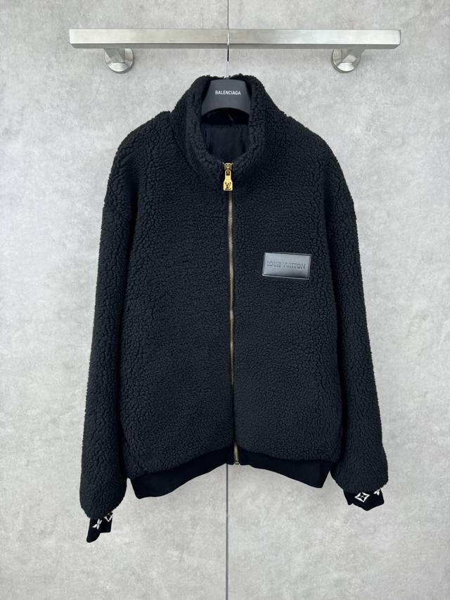 Lv 24Fw新款科技绵羊毛混纺绒面束腰夹克外套 Size S M L Xl 本款绒面束腰夹克为罗纹袖口和内领点缀Monogram 提花，再以胸前的路易威登贴饰