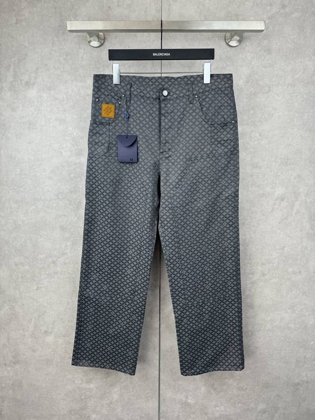 Lv 老花四叶草鱼鳞提花牛仔裤 Size S M L Xl 本款棉质呈现 2025 秋冬秀场的 Dandy Monogram 提花织纹，为休闲廓形注入丰富肌理。