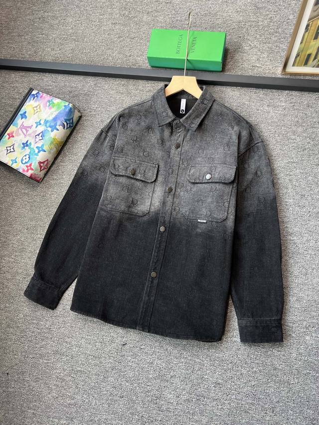 Dior 迪奥 2025秋冬新款夹克！高端定制牛仔外套，质感趋一流的，面料采用原版提花材质，定制水洗面料！手感细腻 上身舒适！品牌Logo提花,经典翻领牛仔衫！