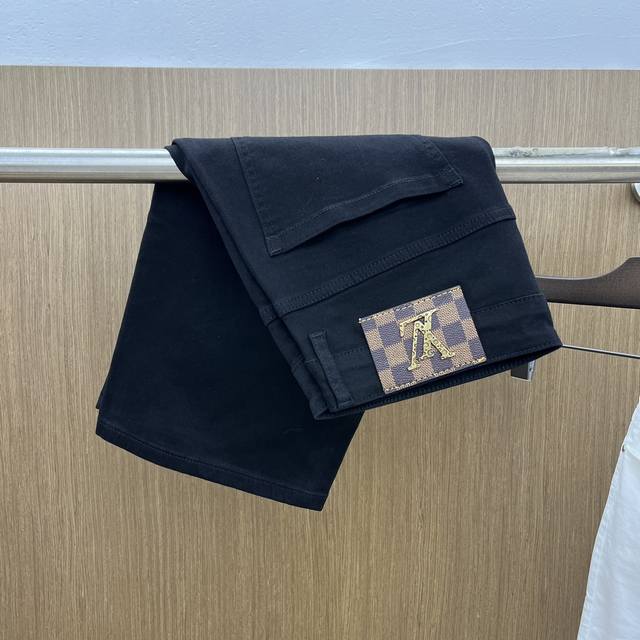 Lv 高端定制 25Ss春夏新款 男士小直筒原单 牛仔短裤 早春新款超柔软，弹力面料，复杂的手工艺叠加，任何一个洗水环节多停留几秒都会变成完全不一样的颜色效果，