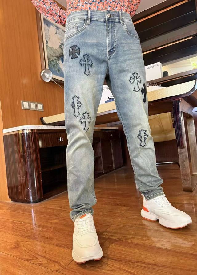 克罗心-2025专柜最新款牛仔裤蓝色出货 欧美专柜同步发售。精选意大利进口定制丹宁面料搭配最新的直筒修身设计，通体的品牌相当彰显韵味 您绝对值得拥有。码数：29