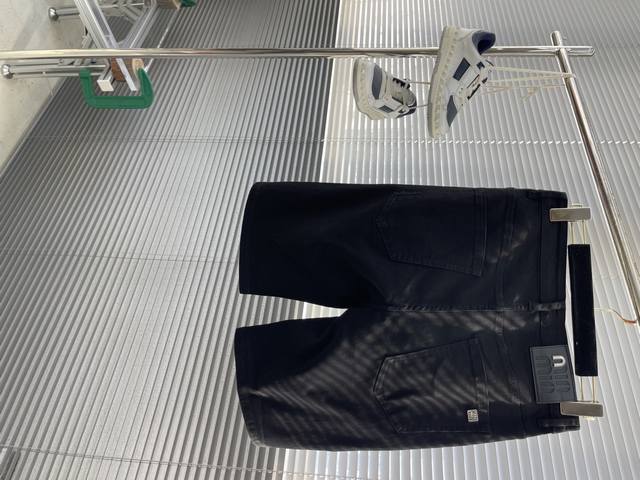 Miumiu 25Ss春夏新款牛仔短裤 弹力面料，复杂的手工艺叠加，任何一个洗水环节多停留几秒都会变成完全不一样的颜色效果，所以越加珍贵，特别持久、耐味 选用上