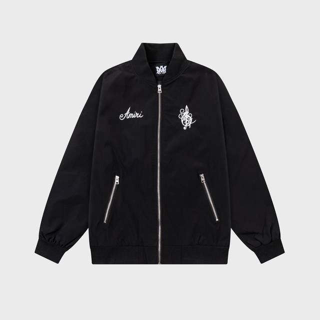2025 Amiri 秋冬新款 五金Logo.高品质夹克外套 主推爆版 臻选定制面料 更高档次 高密度记忆拉丝里料 更加时尚舒适 高标准定制 上身非常有型 经典