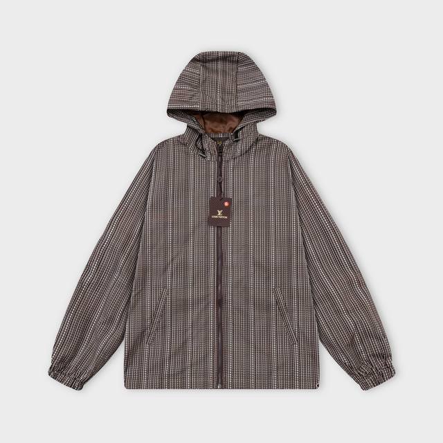 2025 Lv 驴家 秋冬新款 五金Logo.高品质连帽夹克外套 主推爆版 臻选定制面料 更高档次 高密度记忆拉丝里料 更加时尚舒适 高标准定制 上身非常有型