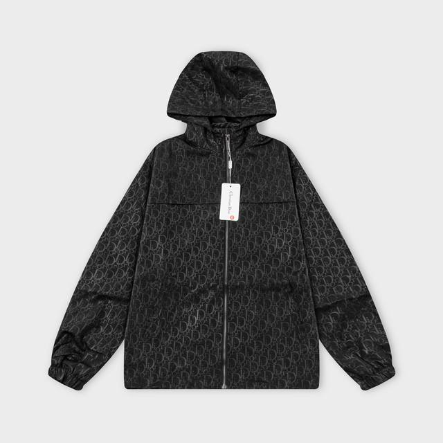 2025 迪奥 Dior 秋冬新款 五金Logo.高品质连帽夹克外套 主推爆版 臻选定制面料 更高档次 高密度记忆拉丝里料 更加时尚舒适 高标准定制 上身非常有