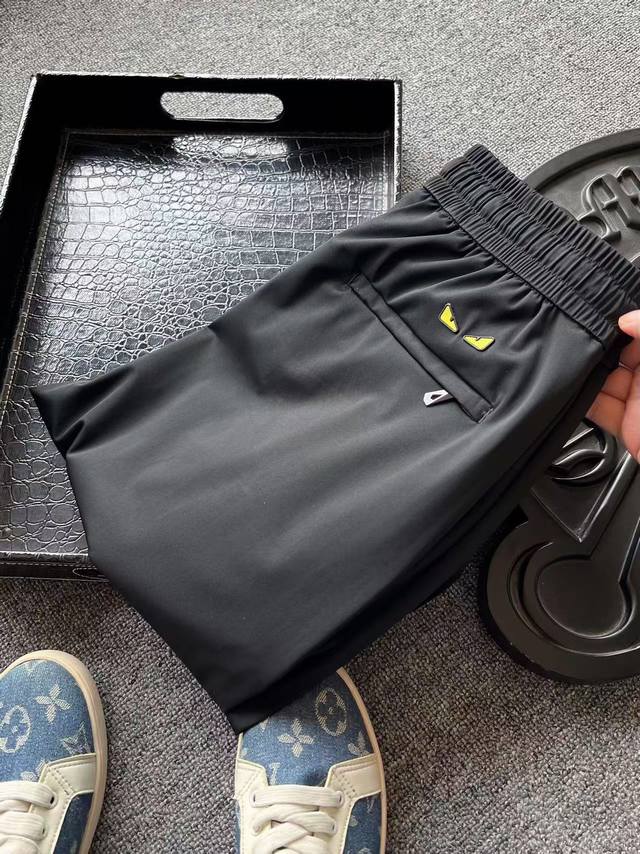 专柜顶级货！ 人气爆款！Fendi 芬迪专柜小怪兽新品冰氧蚕丝长裤！恒隆在售万元级，款号：3613 芬迪家今年新品冰氧天丝面料，内外层做了液氨工艺处理，久穿持久