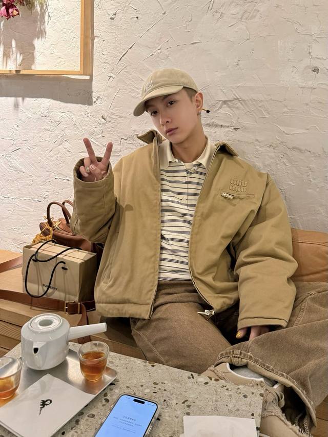 Miu Miu缪缪美拉德风25Fw秋冬新款卡其灯芯绒领工装棉服外套 全棉斜纹沙卡面料，美拉德复古工装风格。前侧口袋上饰以刺绣字母，三个口袋均有拉链方便储物。短宽