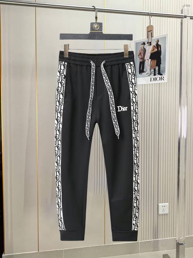 迪奥 春季新款休闲裤！官网同步发售。品牌经典Logo休闲裤，定制面料，舒适度极好，手触感： 烈。辦识度极高，完美品相工艺。尺码：M-3Xl