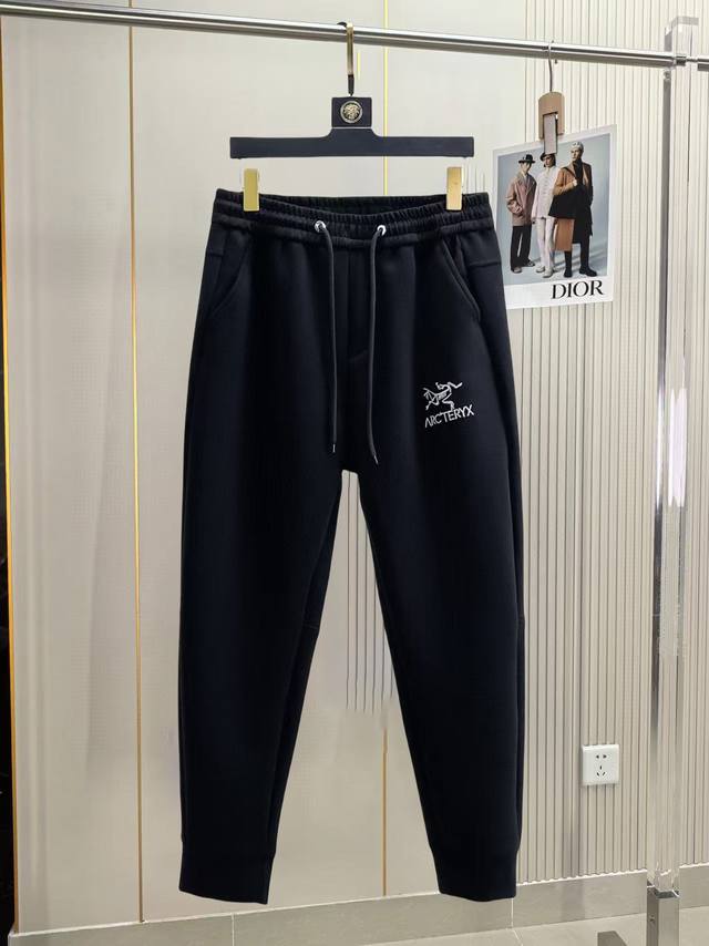 始祖鸟 2025春季新款休闲裤！官网同步发售。品牌经典Logo休闲裤，定制面料，舒适度极好，手触感： 烈。辦识度极高，完美品相工艺。尺码：M-3Xl