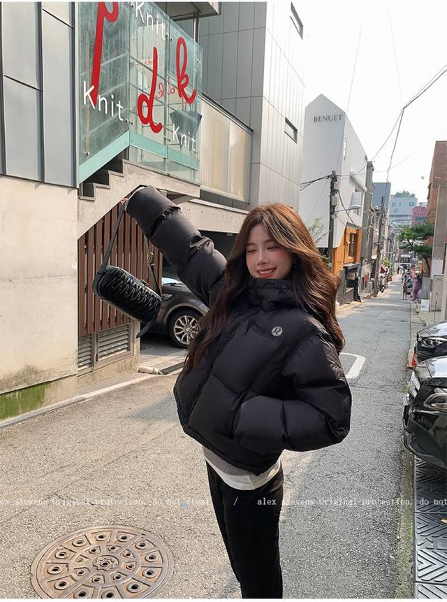 露露乐檬 国标90白鸭绒 宝子们，今天一定要给大家分享这款超火的肯豆风 90 白鸭绒短款连帽羽绒服女，冬季必备的加厚面包服外套。 设计亮点： 短款版型，时尚又显