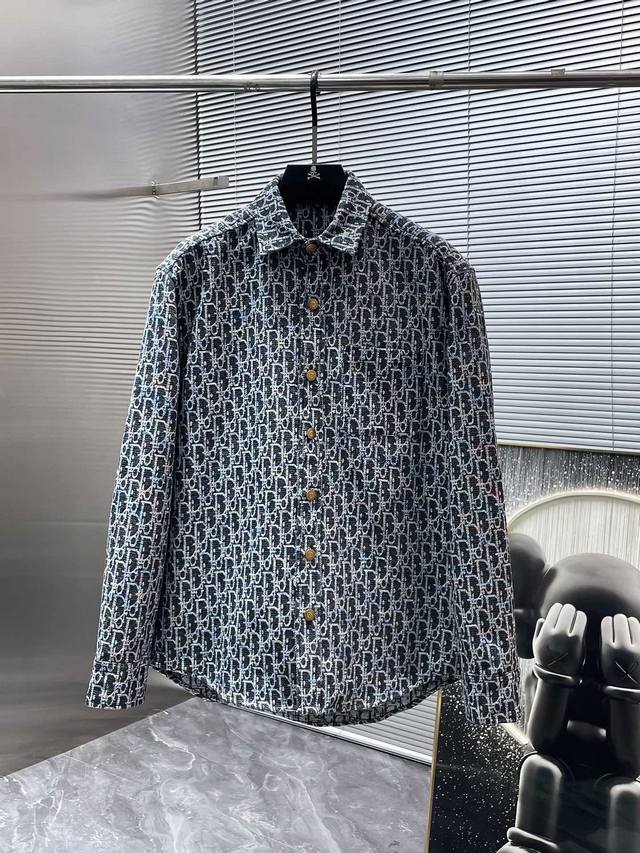 迪奥 Dior 2025新款 翻领 牛仔 夹克 外套，高端版本！专柜定制面料 透气舒适度高，细节无可挑剔，品牌元素设计理念，体现高品质。手感细腻柔软！呈现休闲裁