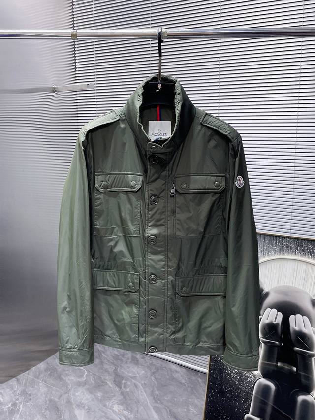 蒙口 Moncler 2025新款 立领 隐藏帽 夹克 外套，高端版本！专柜定制面料 透气舒适度高，细节无可挑剔，品牌元素设计理念，体现高品质。手感细腻柔软！呈