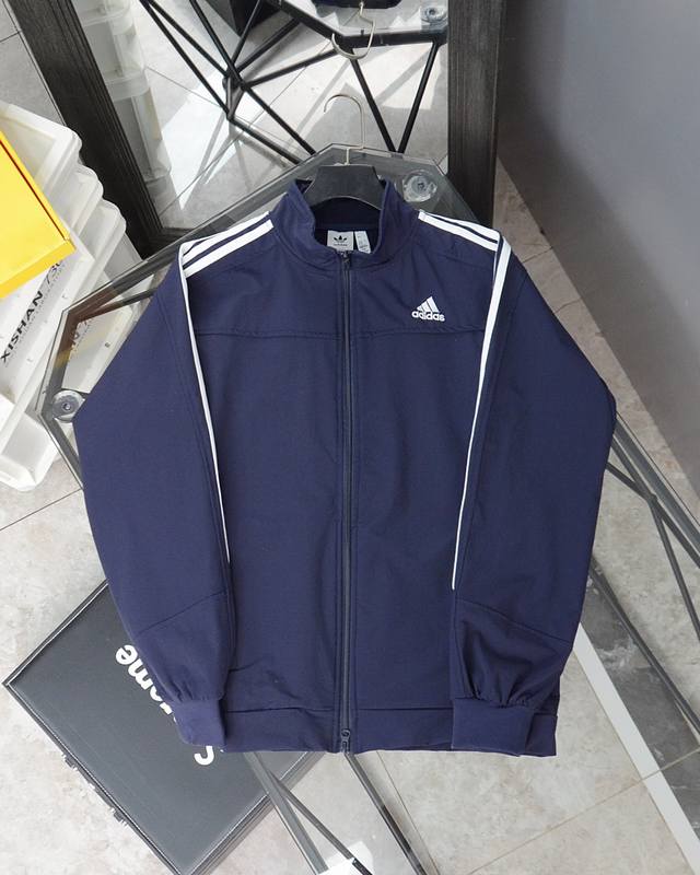 Adidas 阿迪达斯Qq糖同款立领亚洲版立领三条杠夹克外套 经典情侣外套 细节在线，随意对比！专柜定色定染 同款藏蓝色面料，同款记忆面料硬度适中，上身挺括不拖